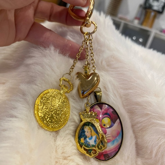 NWT ALICE IN WONDERLAND BAG CHARM PURSE KEYCHAIN GOLDEN TONE CHESHIRE MAD HAT - Picture 6 of 9